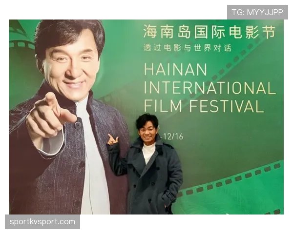 亚历克斯·摩根倒是个拼命三郎，机场造型比红毯还闪耀，你们说她这是私生活还是工作服啊？