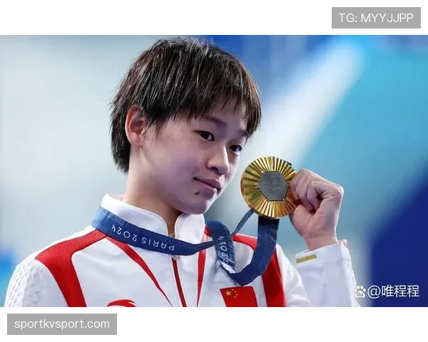 全红婵领奖台上像冷面女神，下了台街角买小吃那张图又像隔壁班学霸