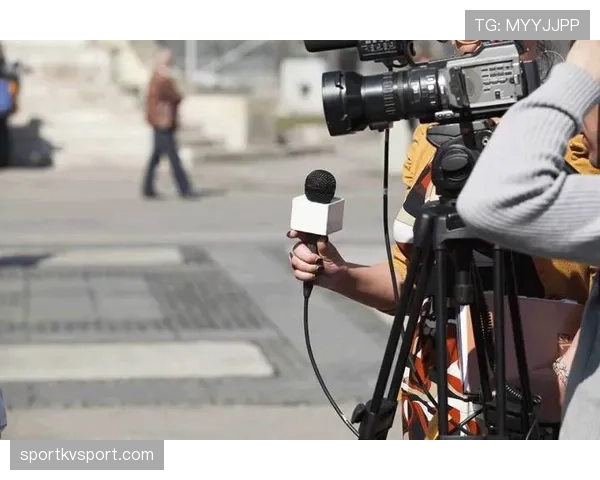 张琳芃这训练完直接瘫地上啃能量胶的样子，真不像年薪千万的人